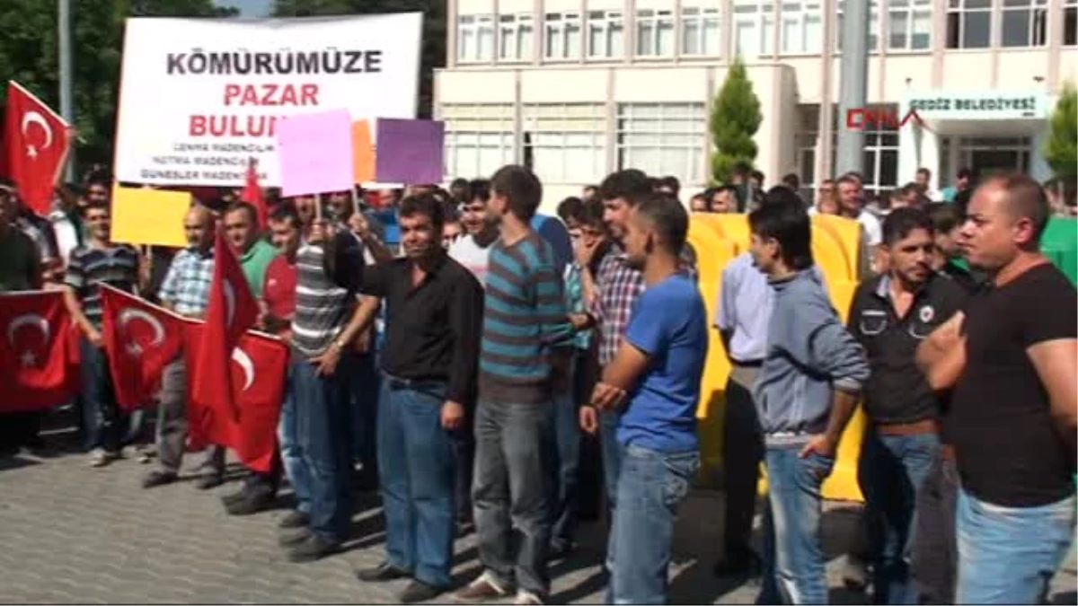 Gediz\'de İşsiz Kalan Madencilerden Protesto Mitingi