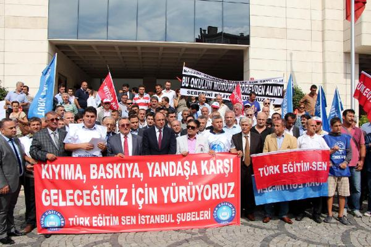 Görevden Alınan Müdürlerden Siyah Çelenkli Protesto