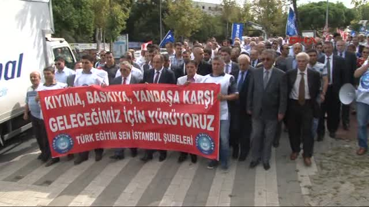 Görevden Alınan Müdürlerden Siyah Çelenkli Protesto