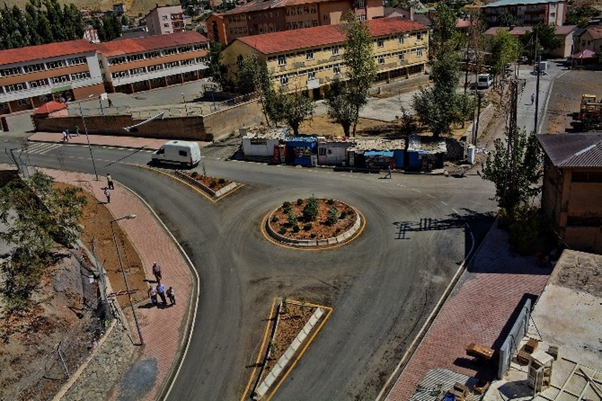Hakkari Caddeleri Yeşillendi