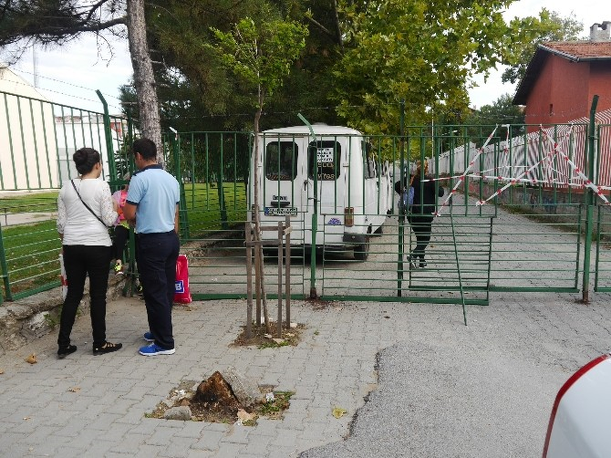 İnşaatın Tehlike Oluşturmaması İçin Yol Kapatıldı