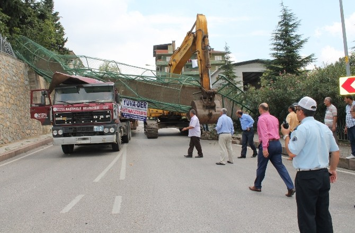 İş Makinesi Taşıyan Tır Üst Geçide Çarptı