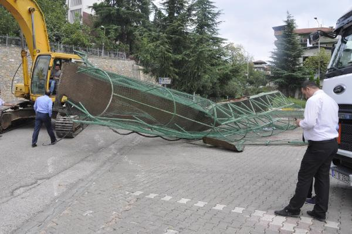 İş Makinesi Taşıyan Tır Üst Geçidi Yıktı