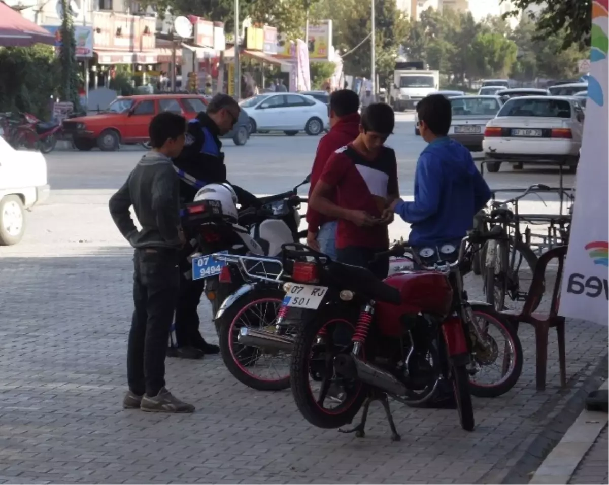 Korkuteli\'nde Polisten Öğrencileri Kask Uyarısı