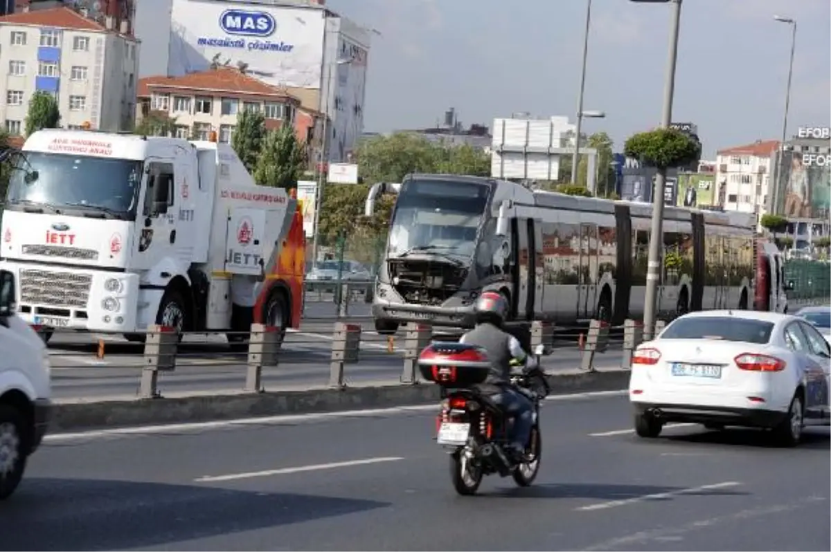 Metrobüs Arızası, Trafiği Kilitledi