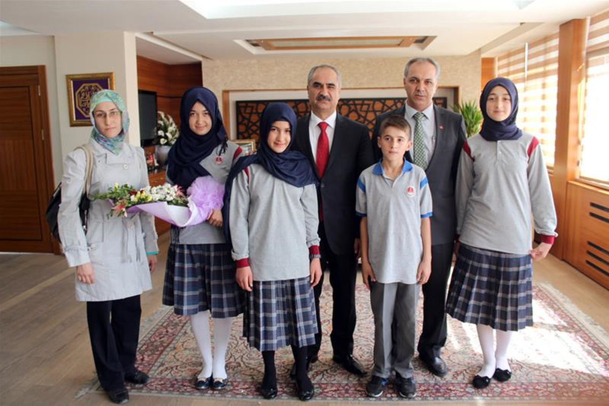 Sivas\'ta Öğrencilerden Başkan Aydın\'a Ziyaret