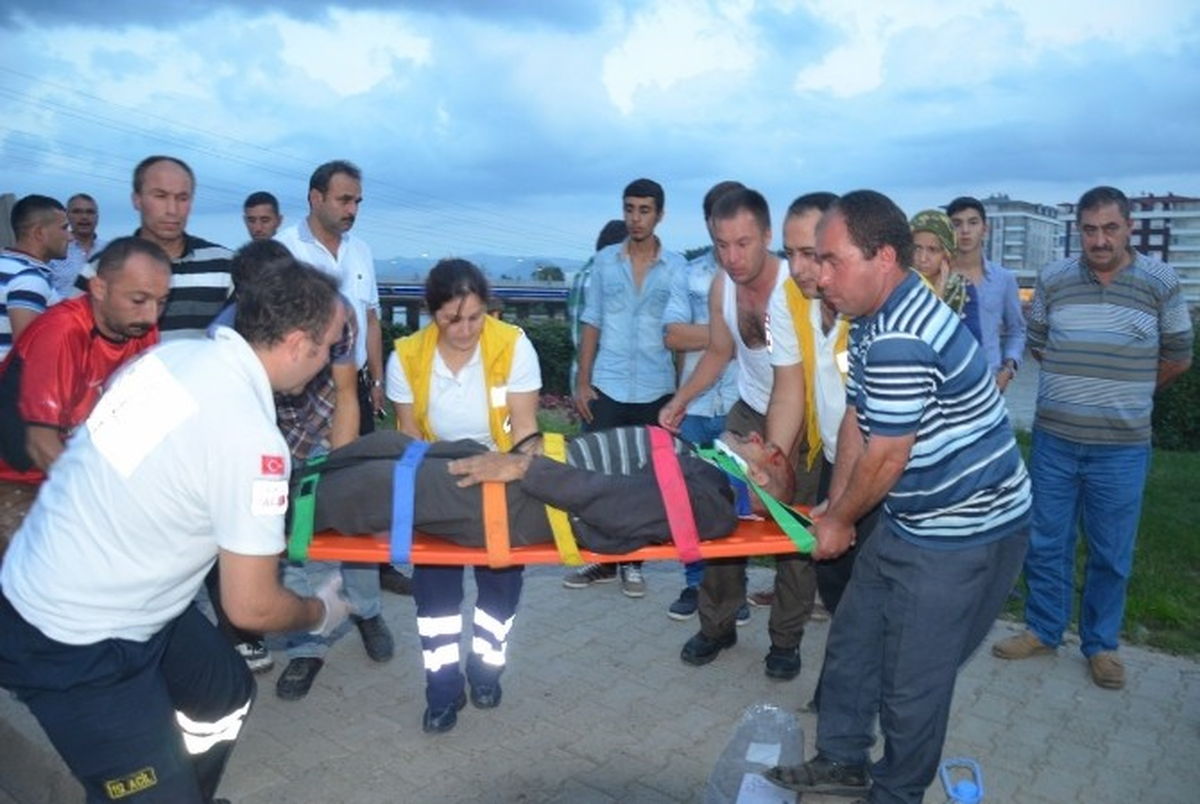 Otomobilin Çarptığı Yaşlı Adam Yaralandı