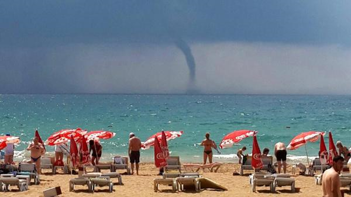 Turistler Sahilde Hortumu İzledi