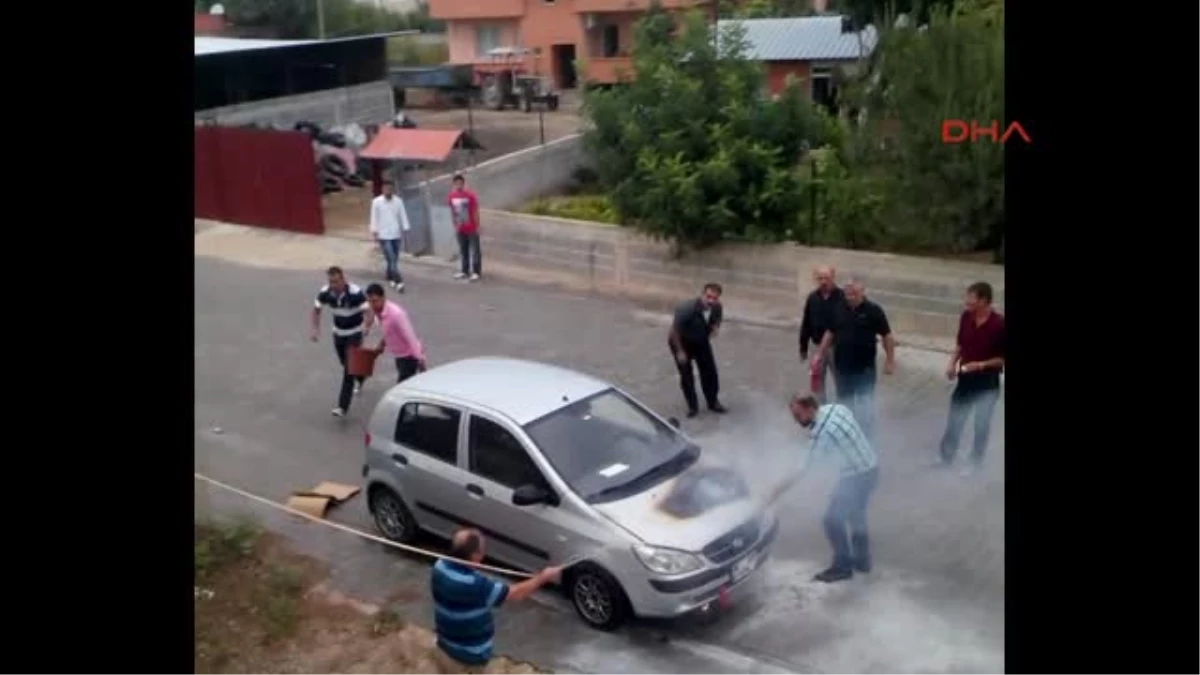 Ceyhan\'da Seyir Halindeyken Alev Alan Otomobil, Vatandaşı Korkuttu