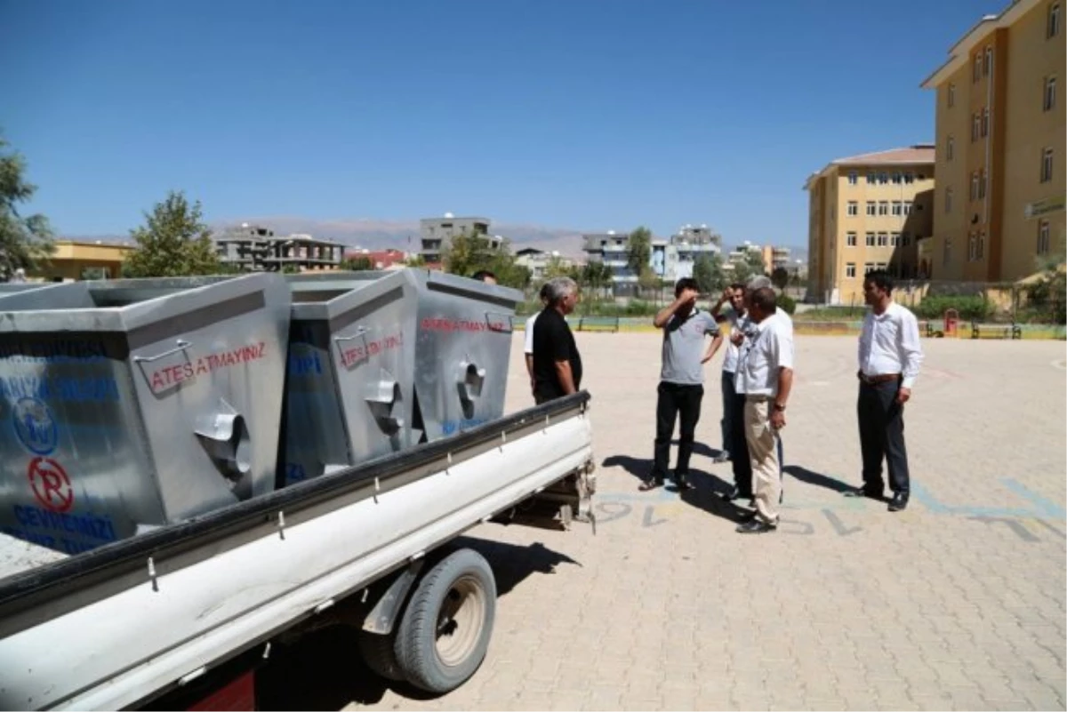 Silopi\'de Okullardaki Çöp Konteynerleri Yenilendi