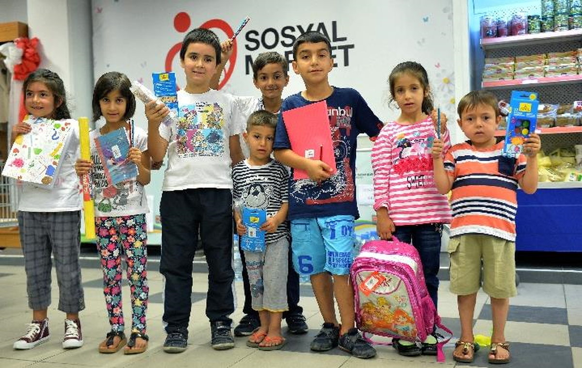 Sosyal Market\'ten Öğrencilere Kırtasiye Yardımı