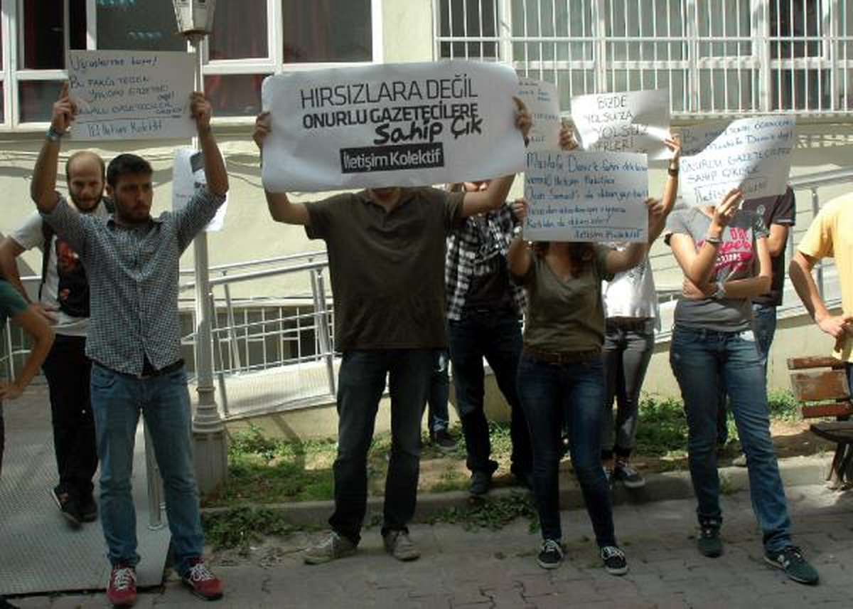 Üniversite Bahçesinde \'Fahri Doktora\' Protestosu