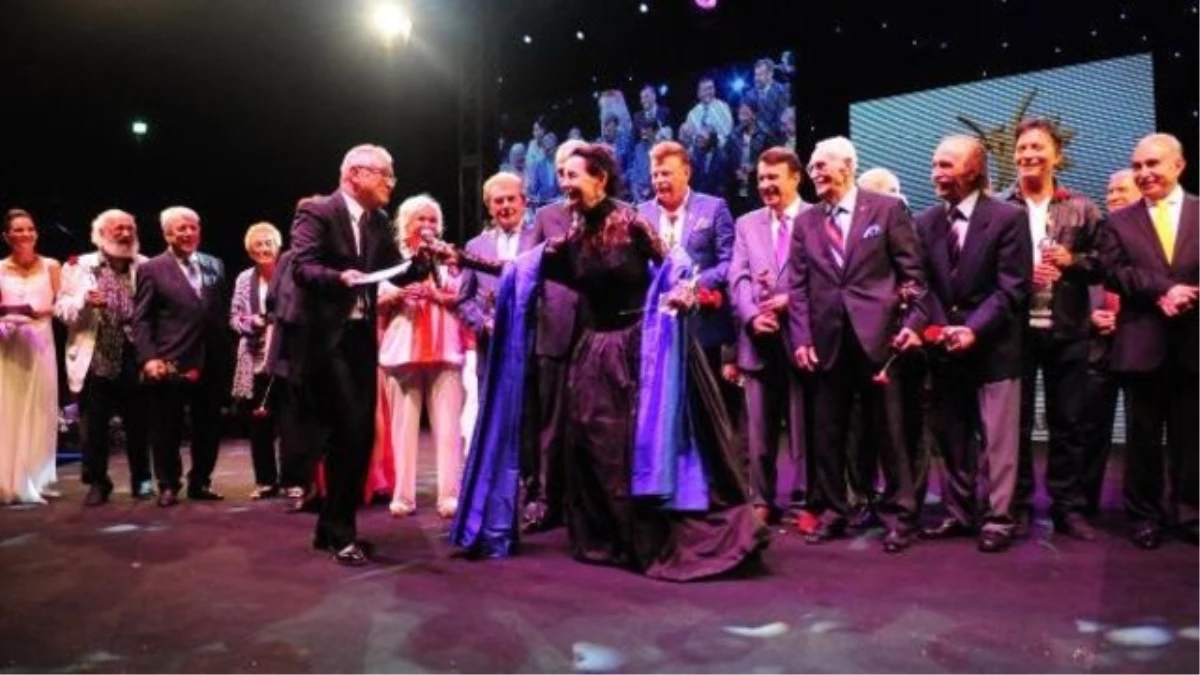 Altın Koza Film Festivaline Katılan Tüm Sanatçılara Ödül