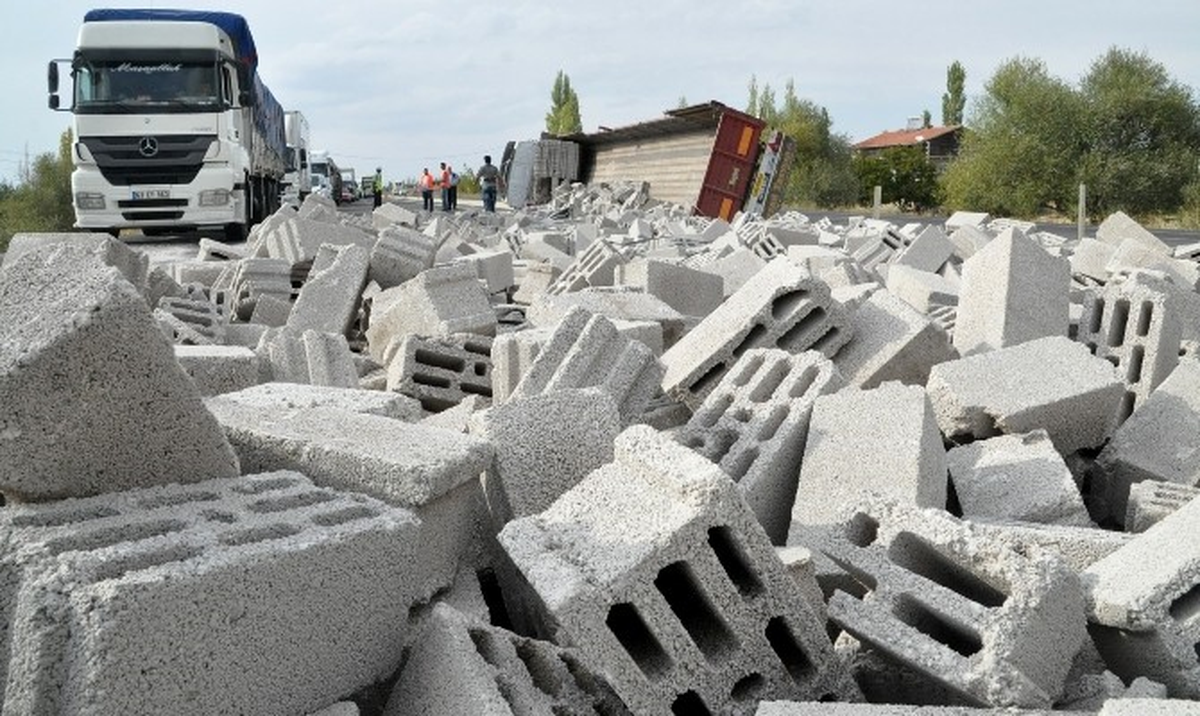 Aksaray\'da Briket Yüklü Tır Devrildi: 1 Yaralı