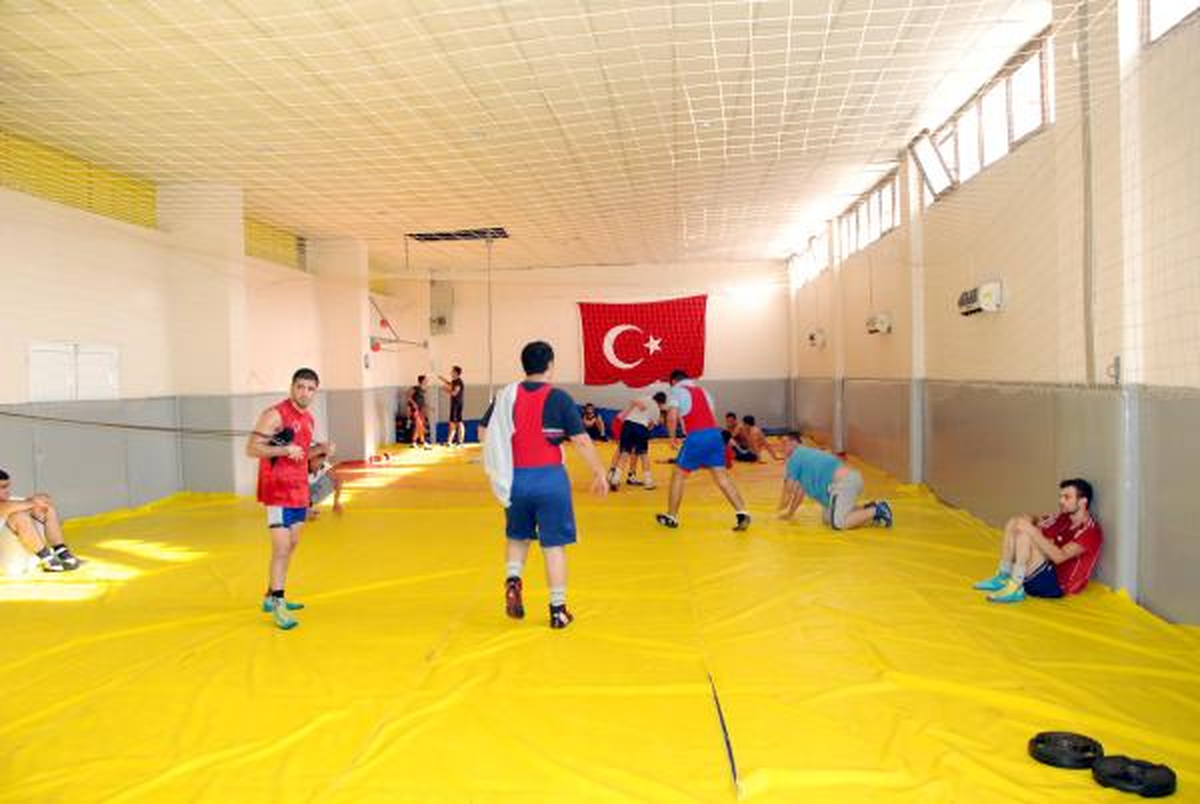 Alsancak Stadı Futbola Kapalı Güreşe Açık