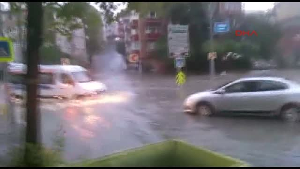 Amatör Kameradan Sulara Gömülen Sürücülerin Zor Anları