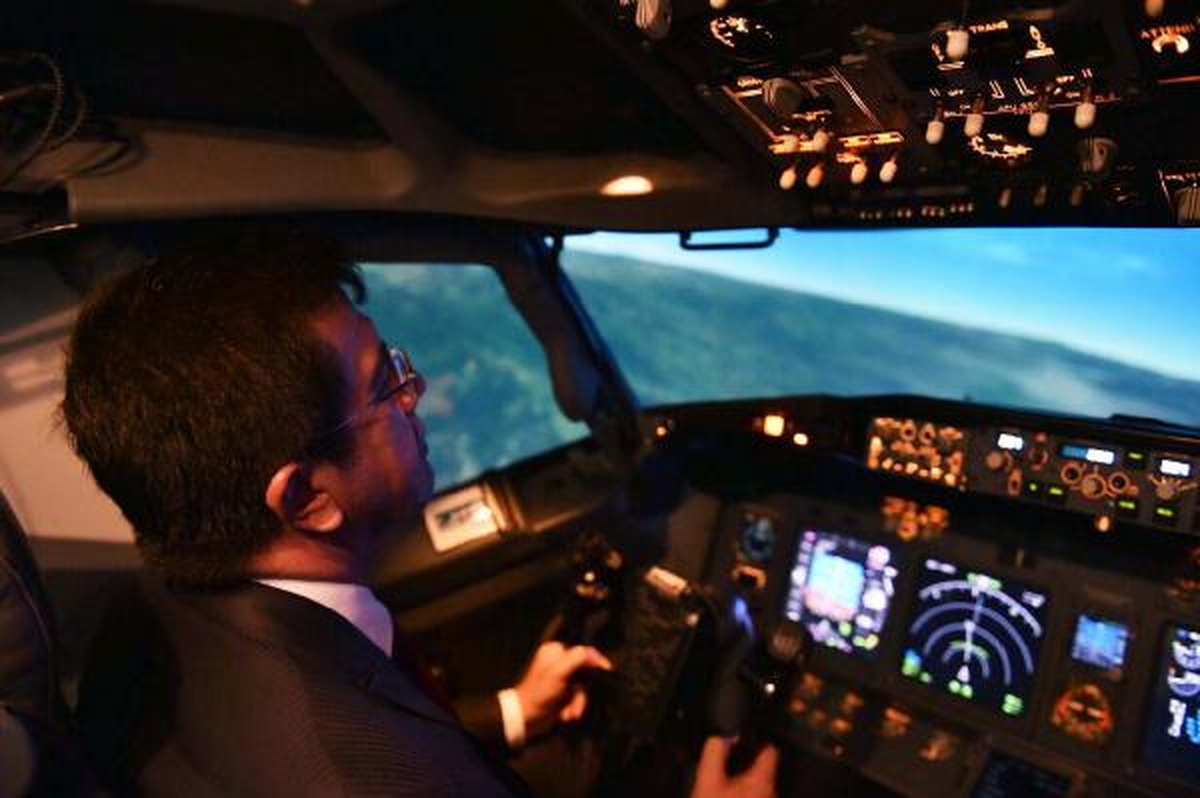 Bakan Zeybekci, Simülasyon Uçuşu Yaptı