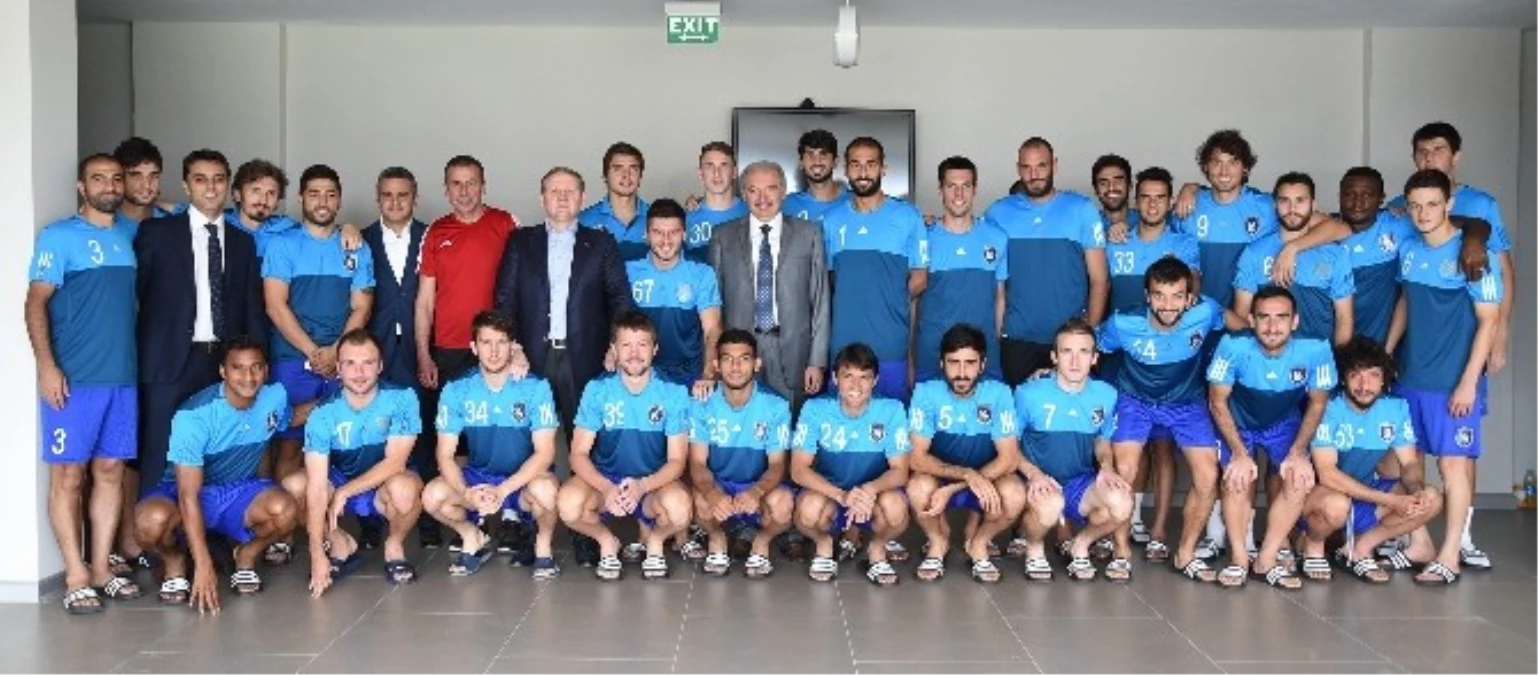 Başkan Uysal\'dan Başakşehirli Futbolculara Moral Ziyareti