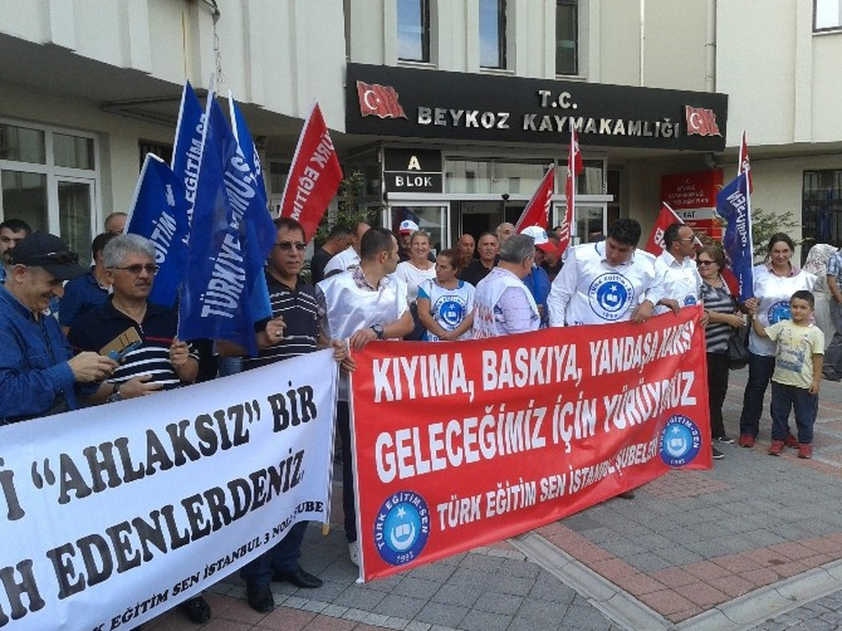 Beykoz\'da Okul Müdürlerinin Görevden Alınması Protesto Edildi