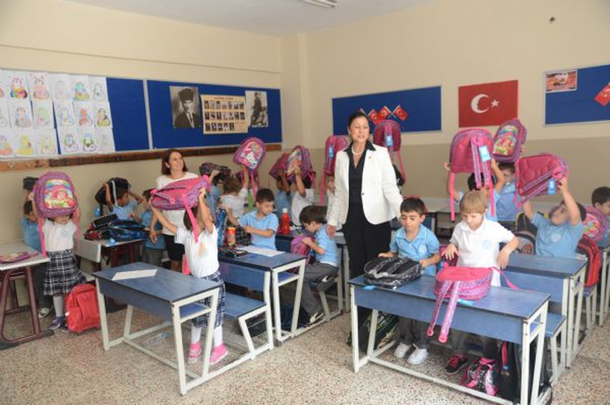 Beylikdüzü Belediyesi\'nden Birinci Sınıflara Çanta Sürprizi