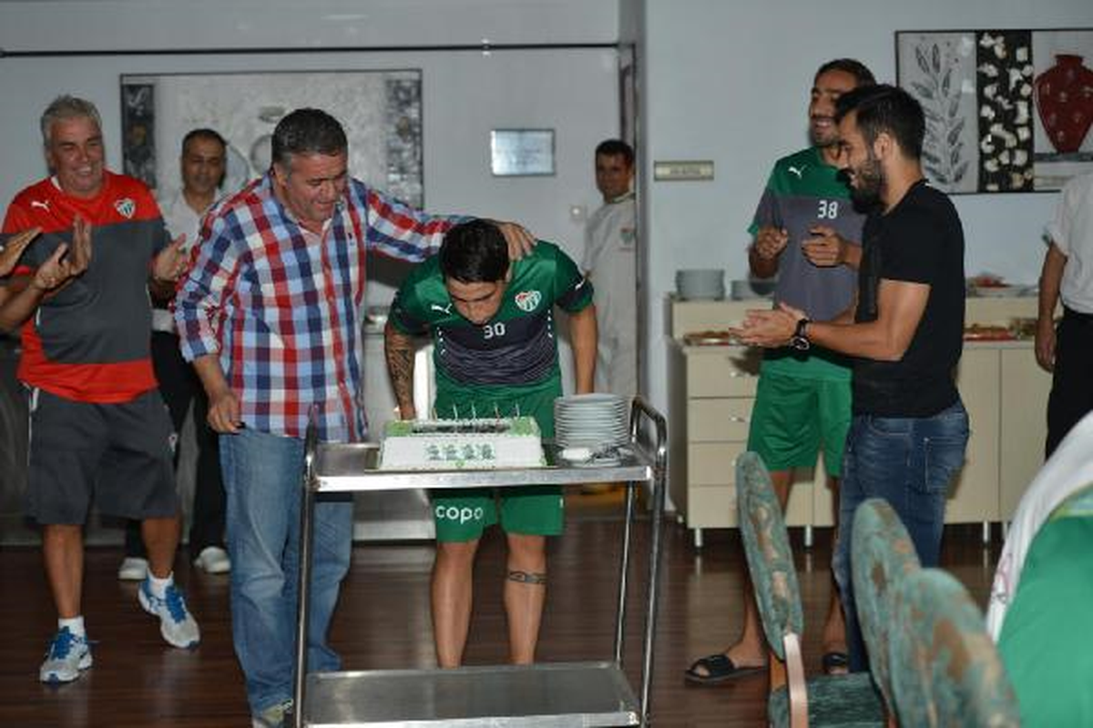 Bursaspor\'da Josue\'ye Sürpriz Doğum Günü