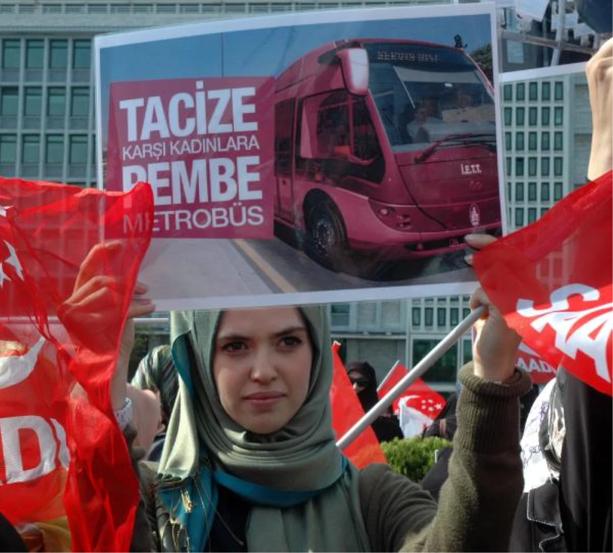 İstanbul Büyükşehir Belediyesi Önünde \'Pembe Metrobüs\' Eylemi