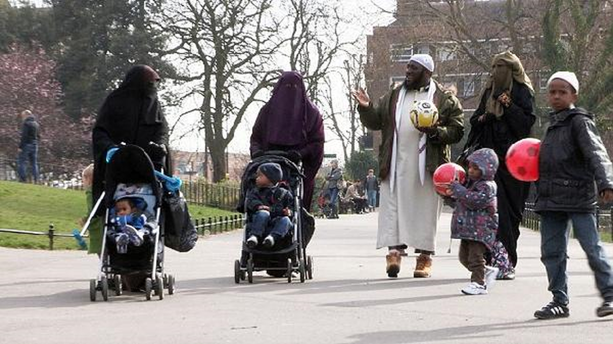 Cambridge\'de Doktora Yapan Kadın İki Karısı Olan İş Adamıyla Evlenmek İçin Okulu Bırakmış