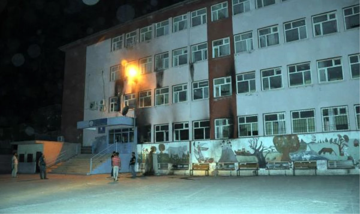 Cizre\'de 4 Okul Molotoflarla Yakıldı