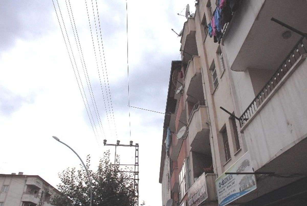 Demir Çubuk Yüzünden Elektrik Çarptı