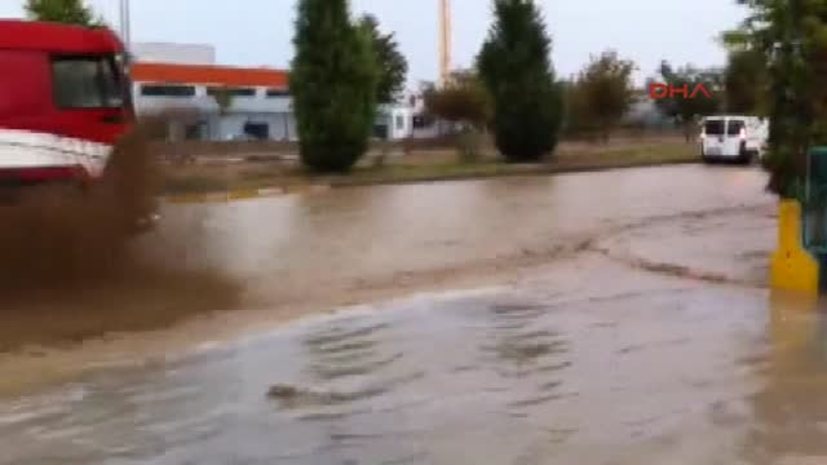 Eskişehir\'de OSB\'yi Sel Suları Bastı, Fabrika İşçileri Mahsur Kaldı