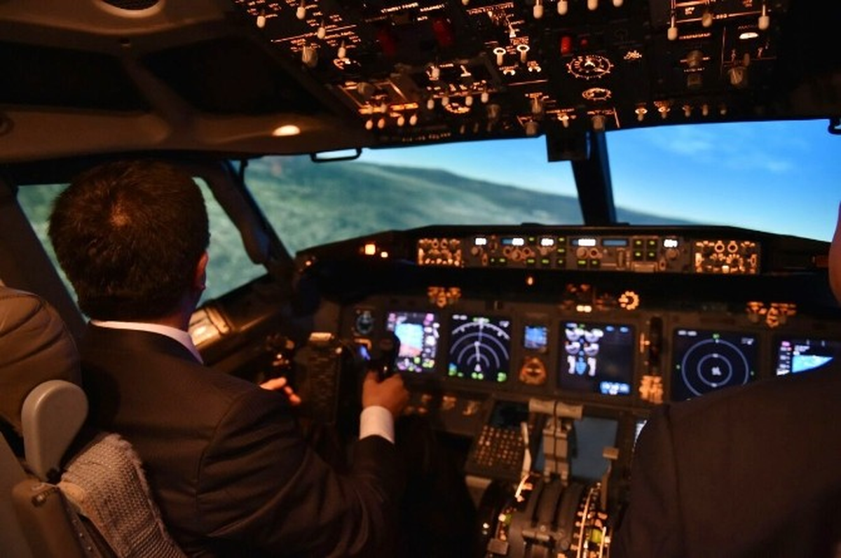 Ekonomi Bakanı Zeybekci Pilot Koltuğuna Oturdu
