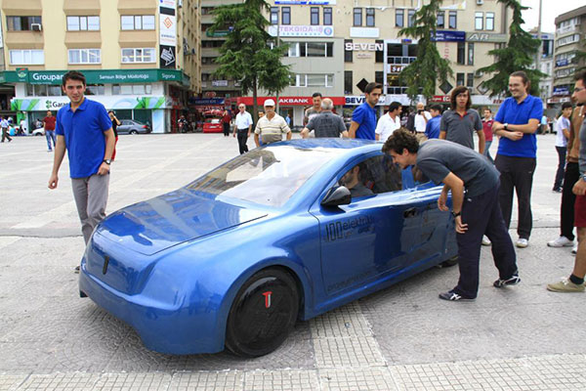 Türkiye\'nin İlk Yerli Elektrikli Otomobili Görücüye Çıktı