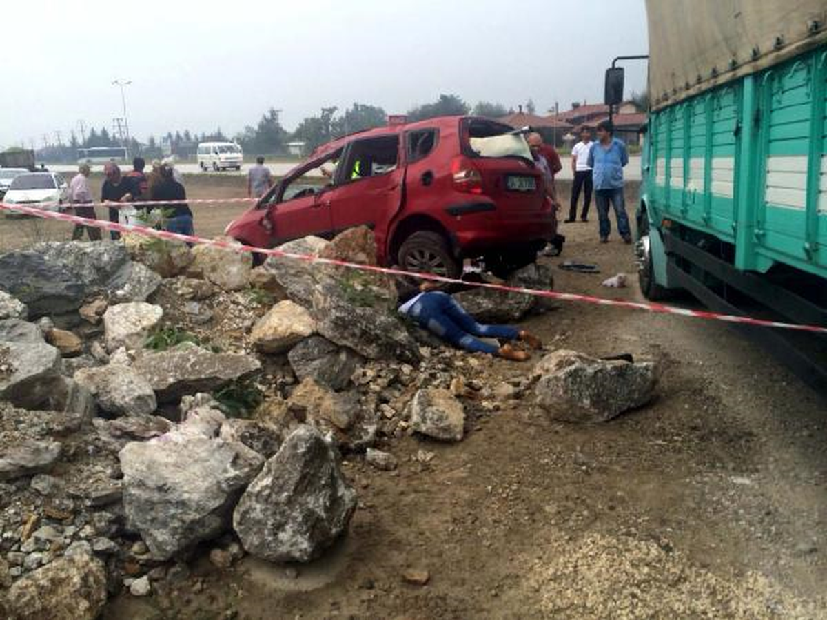 Emniyet Kemeri Takmadı, Araçtan Fırlayıp Öldü