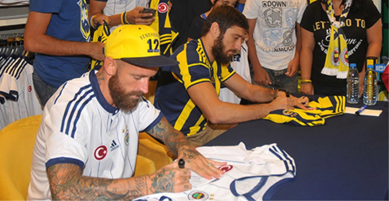 Fenerbahçeli Futbolcular Taraftarların Formalarını İmzaladılar