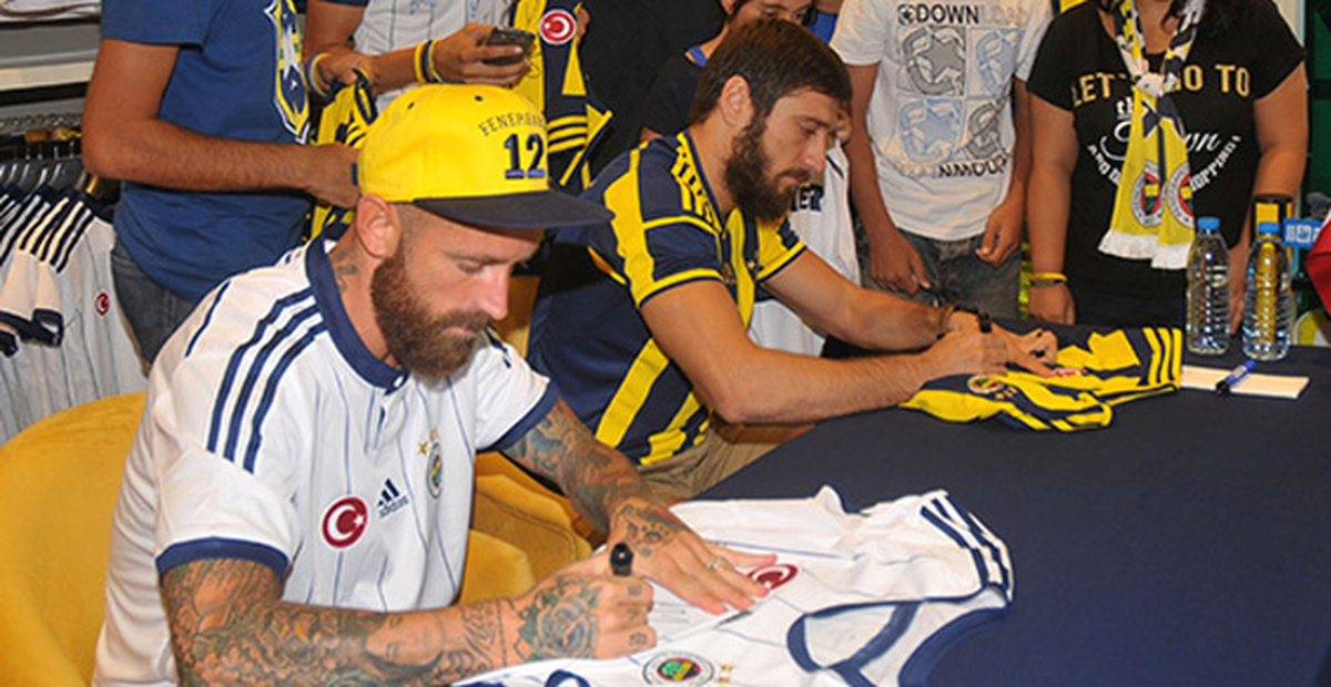 Fenerbahçeli Futbolcular Taraftarların Formalarını İmzaladılar