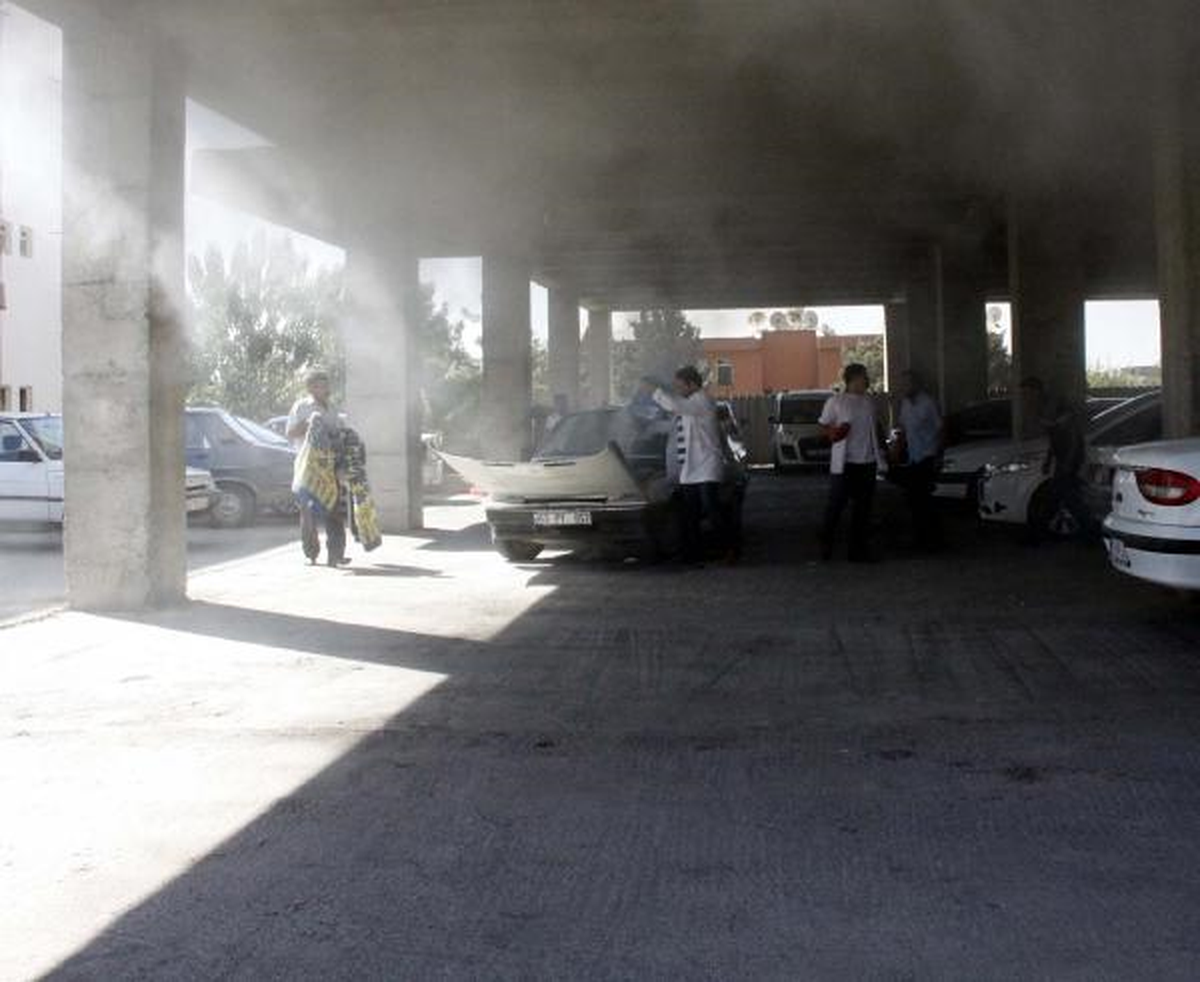 Şanlıurfa\'da Hastane Otoparkındaki Otomobil Alev Aldı