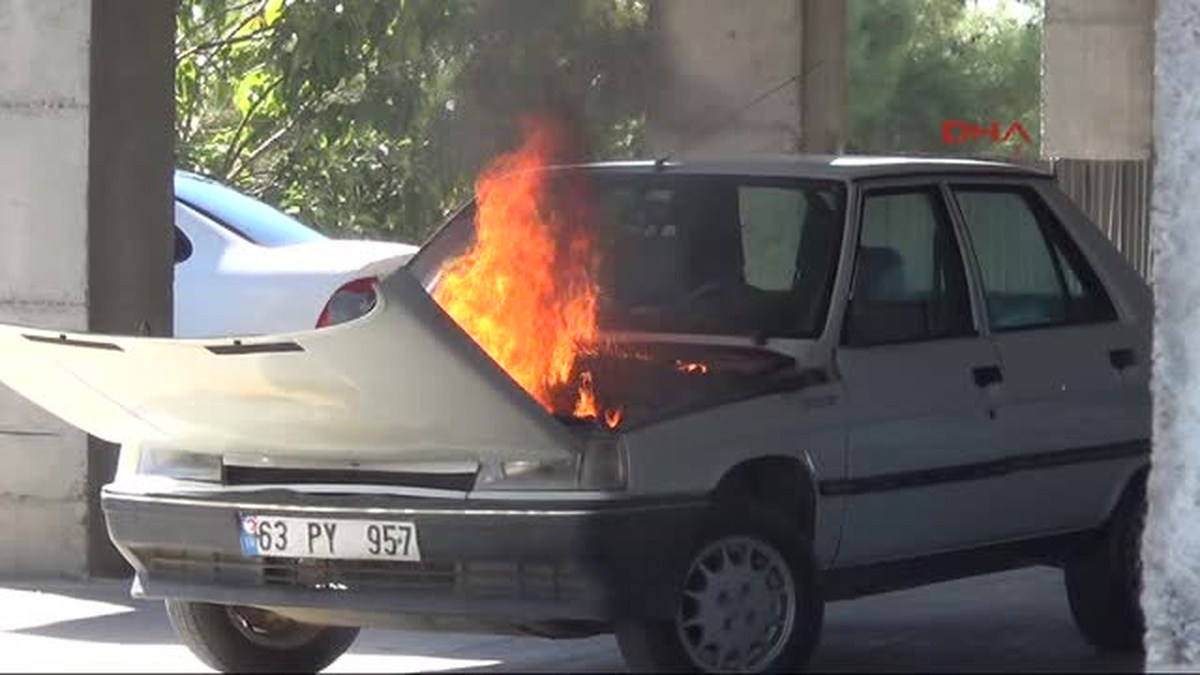 Hastane Otoparkındaki Otomobil Alev Aldı