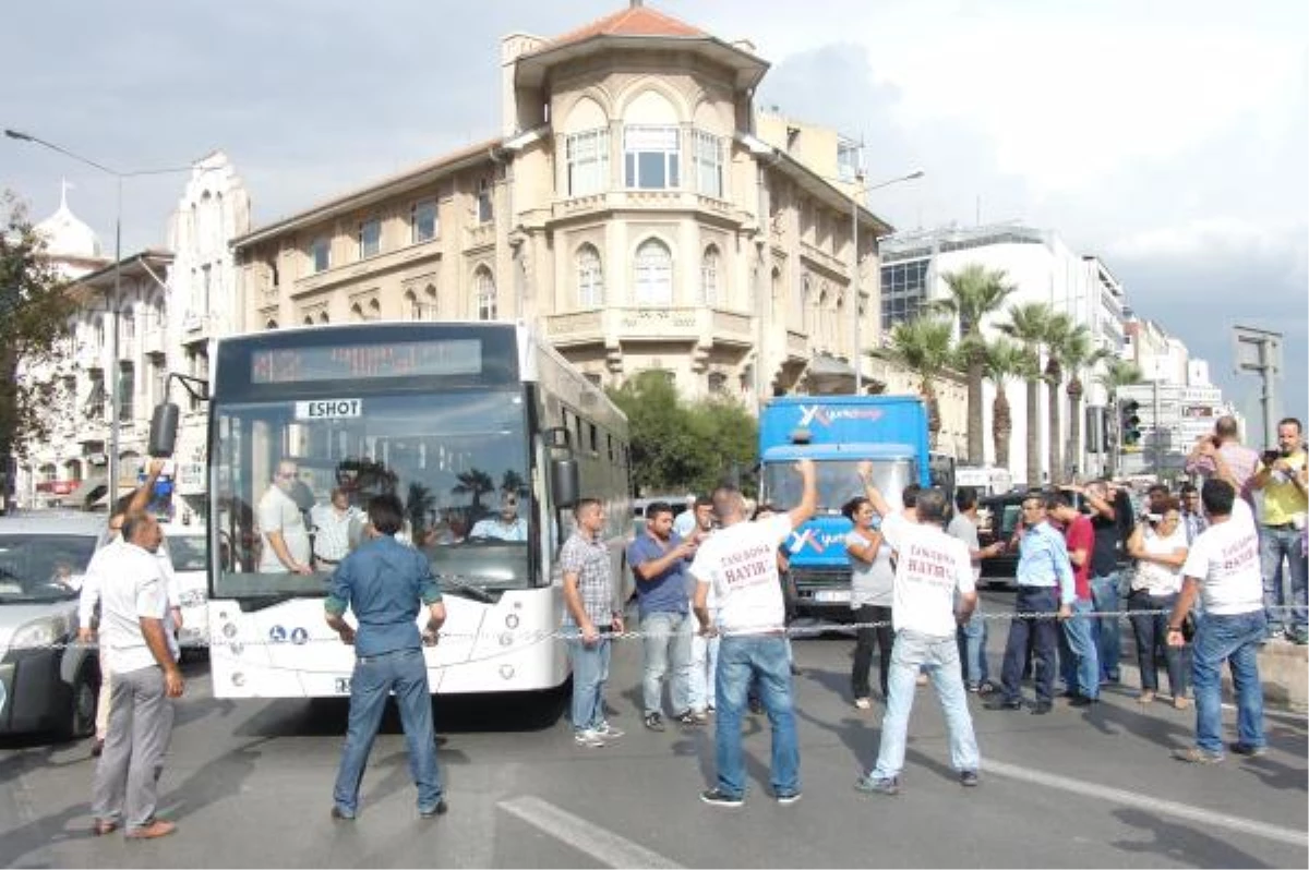 İzmir\'de İşçiler Birbirlerini Zincirledi, Yolu Kapadı