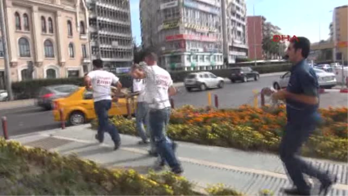 İşçiler Birbirlerini Zincirledi, Yolu Kapadı