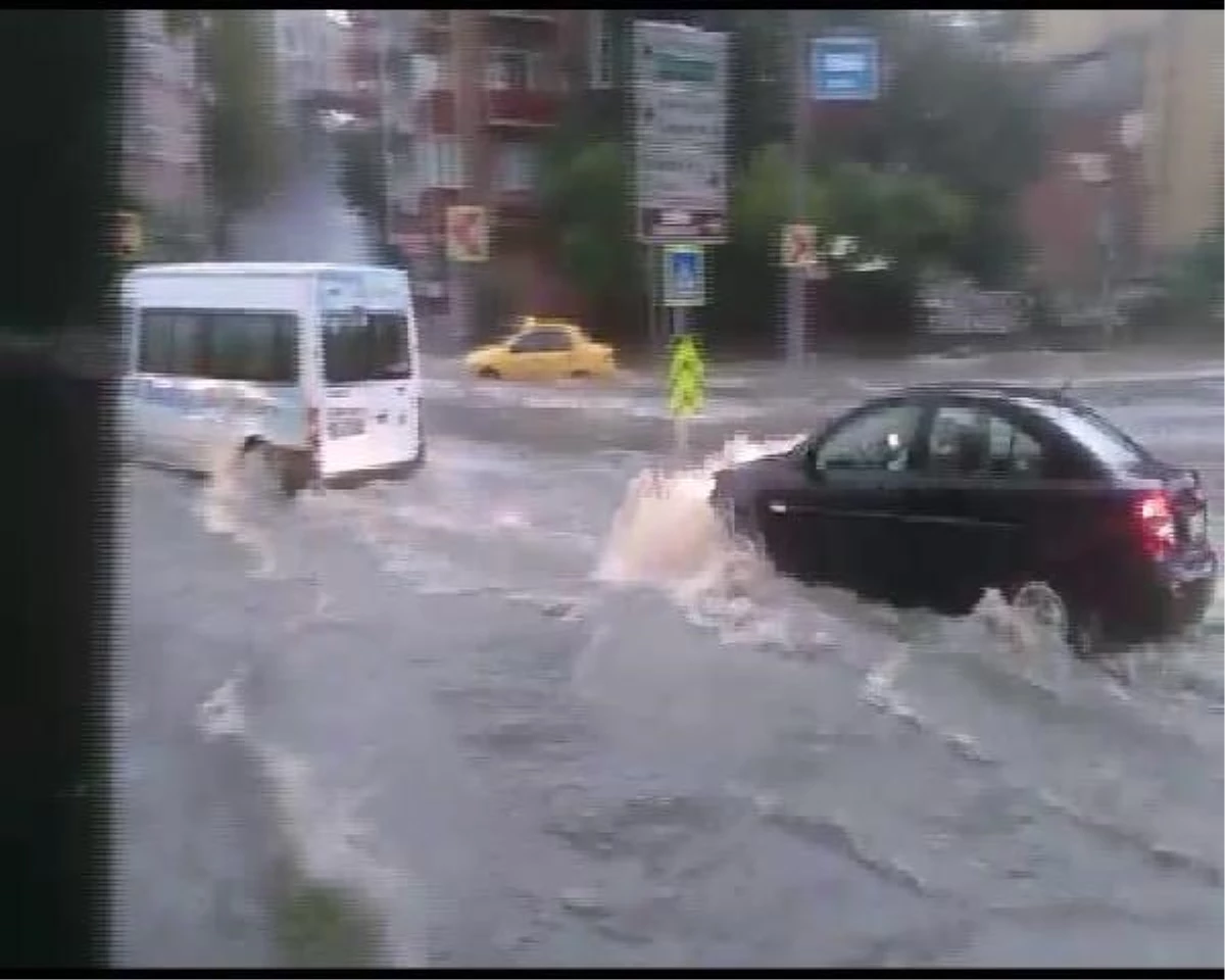 Meteoroloji\'den İstanbul İçin Sel ve Yıldırım Uyarısı
