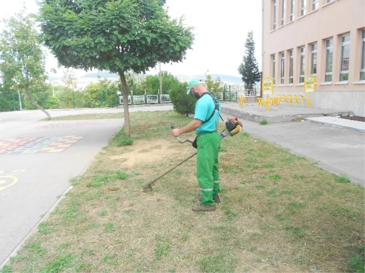 İzmit\'te Okul Bahçelerine Bakım Yapıldı