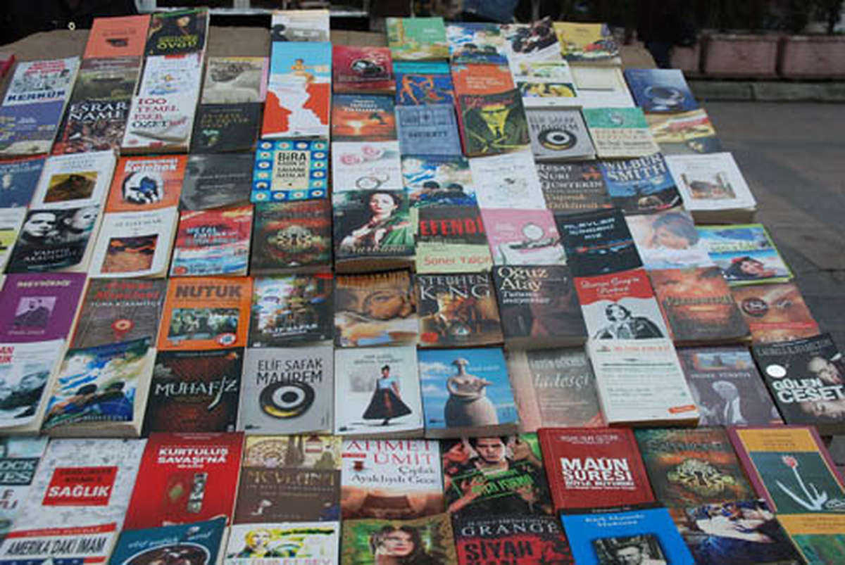 Kadıköy\'de Korsan Kitap Operasyonu