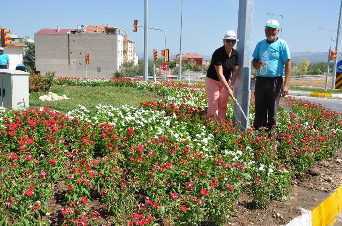 Kırkağaç\'ta Park ve Kavşaklarda Çevre Düzenlemesi
