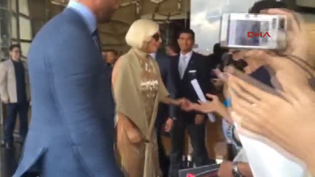Lady Gaga\'ya Otel Önünde Hayranlarından İlgi