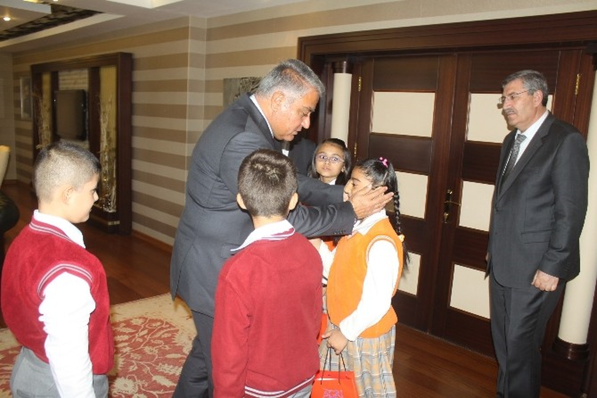 Minik Öğrencilerden Ağrı Valisi Tekinarslan\'a Ziyaret