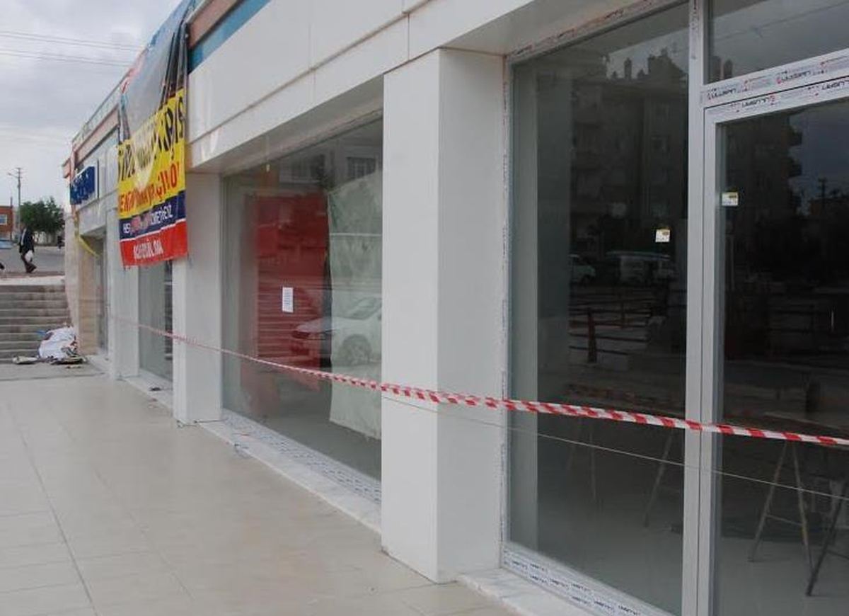 Mühürlenen İş Yerinde Mahsur Kaldı