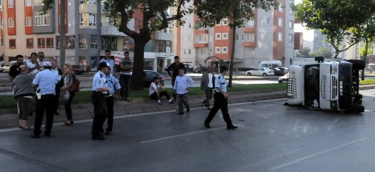 Otomobille Çarpışan Sebze Yüklü Kamyonet Devrildi