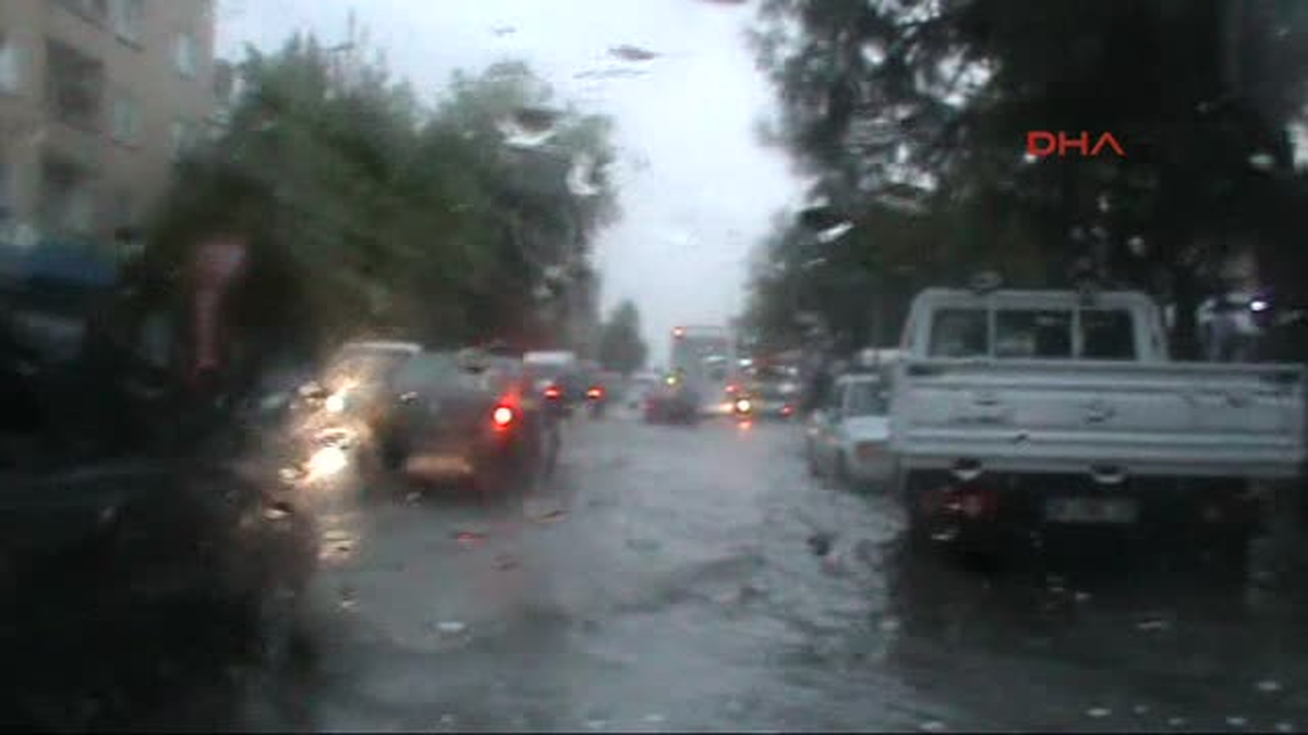 Sağanak Yağmur İnegöl\'de Hayatı Felç Etti