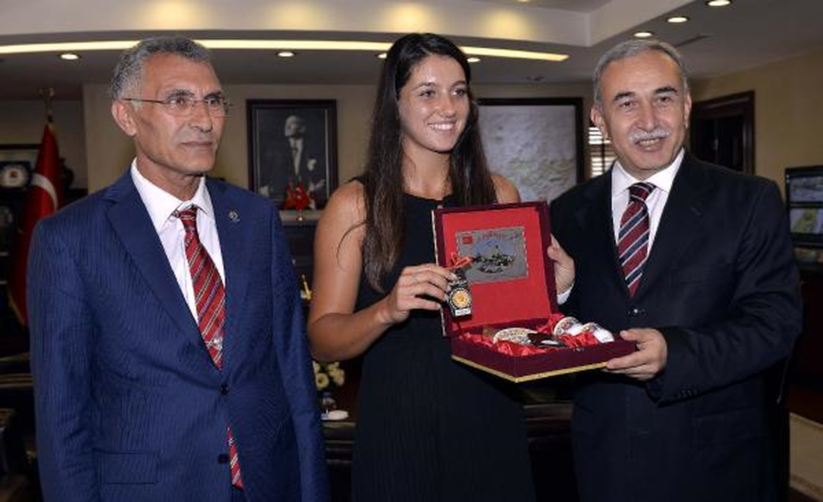 Şampiyon Tenisçi İpek Soylu\'dan Adana Valisine Ziyaret
