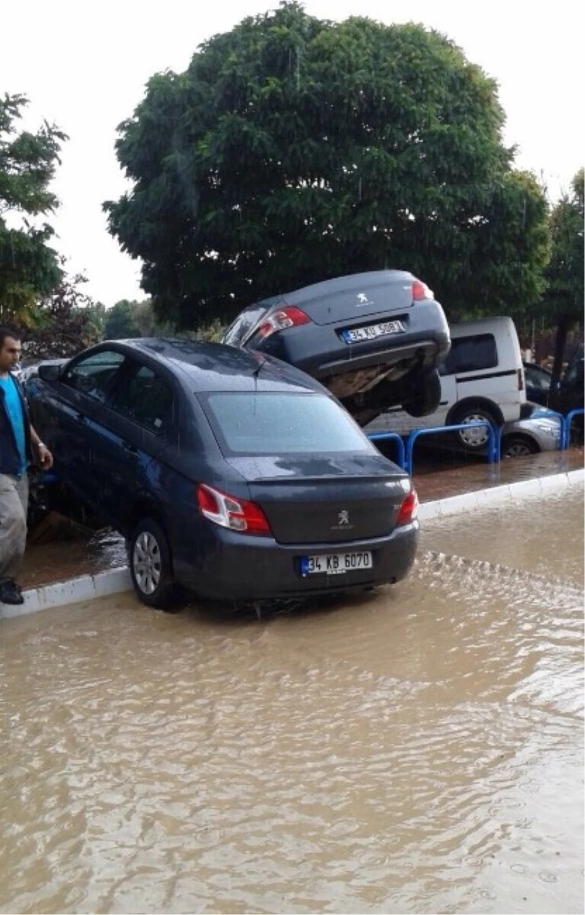 Eskişehir Organize Sanayi Bölgesi\'ni Sel Bastı: 2 İşçi Zor Kurtuldu